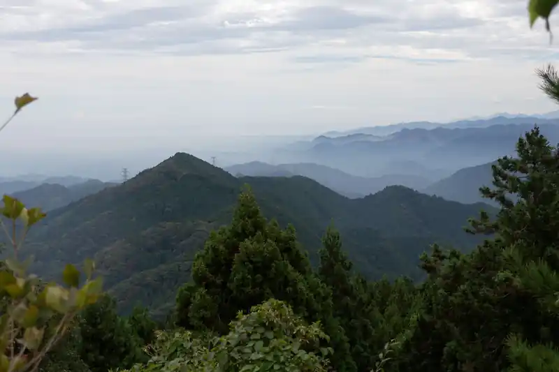 やっと日の出山山頂か…。山頂からは景色が広がっているものの、今日はやはり曇り空。イマイチですね。