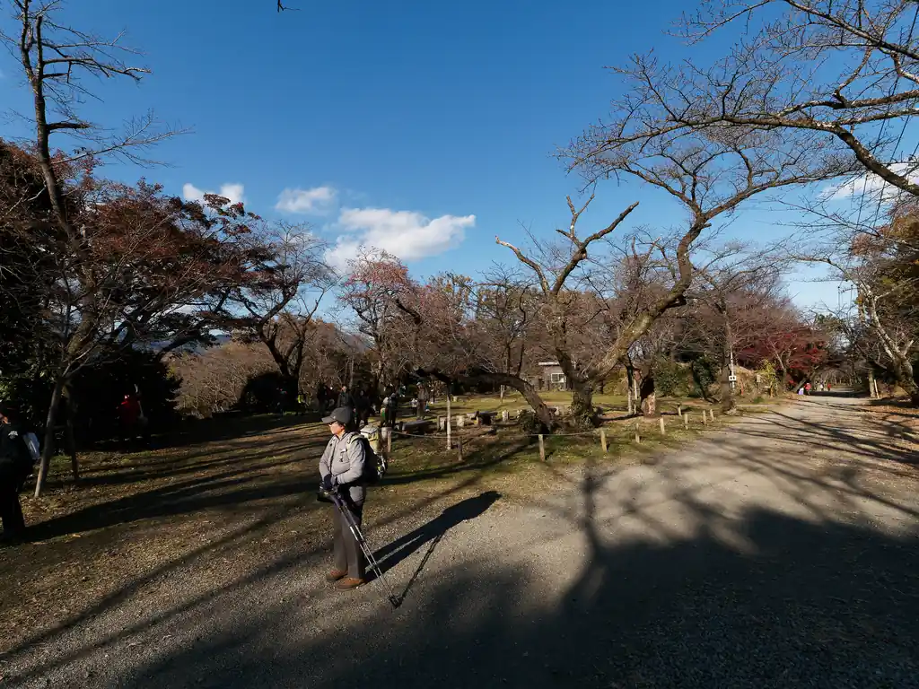 途中広場があってここからも丹沢の山並みがよく見える。
