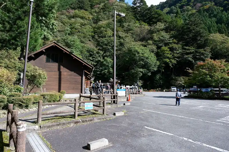 都民の森バス停に到着。
登山に適した都民の森バス停行きのバスは、午前に一本しかないのでそれを逃すと悲惨。
絶対に逃さないようにかなり早めの電車で武蔵五日市駅に到着した。

結局一台臨時便が出て無事座って都民の森バス停まで到着。

トイレで用を済ませた後、早速登山口へ向かう。バスを降りたほとんどの登山者は、そのまま三頭山の方へ向かっていたので、御林山から歩き始めるルートはよっぽど人気がないのだろう。