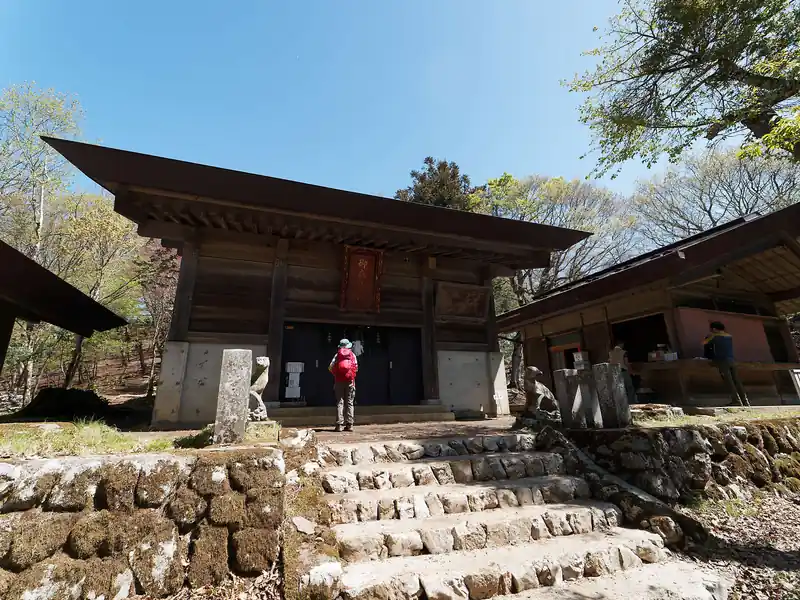 山頂に到着。
早速武甲山御嶽神社にお参りする。
大抵こういう山の上にあるお寺や神社は無人で建物だけあったりするのだが、今回は宮司さんもいるようだった。毎日登ってきているんだとしたら相当体力がつきそうだ。