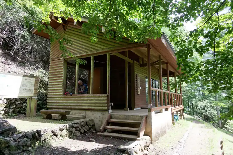 分岐から少し歩いて避難小屋に到着。
反対側にトイレがある。