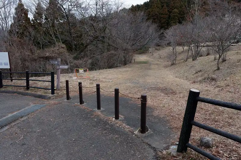 ここで公園内に進んでいきます。この先に松田山があるはず。
