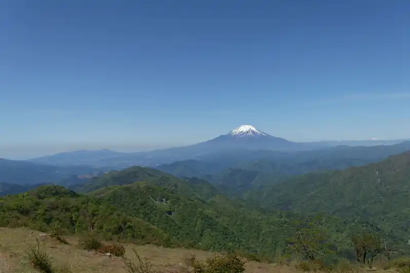 富士山を眺めつつ、軽くパンを食べて少し休憩したら丹沢山へ向かう。
丹沢山へ足を踏み出した瞬間、お腹に違和感を感じトイレに行こうか一分ほど、尊仏山荘前で考えこんだのだが、大丈夫、と判断。
結局その後お腹の違和感は解消し、山でトイレに行くこともなかった。