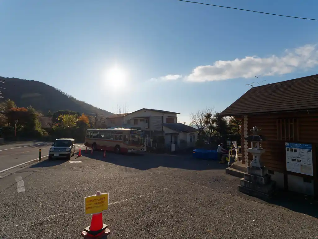 こちらが蓑毛バス停。右に見えるログハウス風の建物が公衆トイレ。
男子便所には個室が二つあって、どちらも洋式便座だが、便座は冷たいので着尻の時はそれなりに覚悟がいる。
トイレの扉の鍵を閉めるのにコツがいることもあって、出来れば駅のトイレで用は済ませておきたいところだ。
