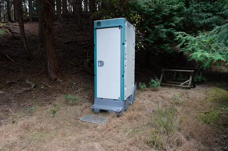 なんと世附峠はトイレ完備。
中は綺麗な洋式トイレでした。こんな山奥にトイレがあるとは、感謝しかありません。