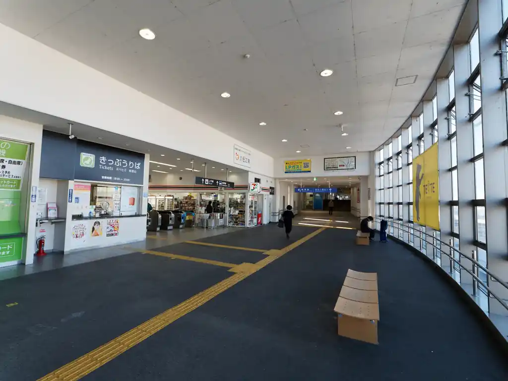 東京駅を出発して約二時間、14時頃に米原駅に到着。いつも通過ばかりしていたので、降り立つのはこれが初めてである。

私は昔、大阪に住んでいたので大体このあたりの事情というのはわかっているつもりである。米原駅周辺には観光するところが全くない。

それでも何故かかなり早く米原入りしてしまった。これは、私が勝手に、早めに着いてもチェックインできるだろ～と甘く見ていたせいなのだが、ビジネスホテルでアーリーチェックインはご法度だったようで、しっかりチェックイン時間まで数時間待たされた。