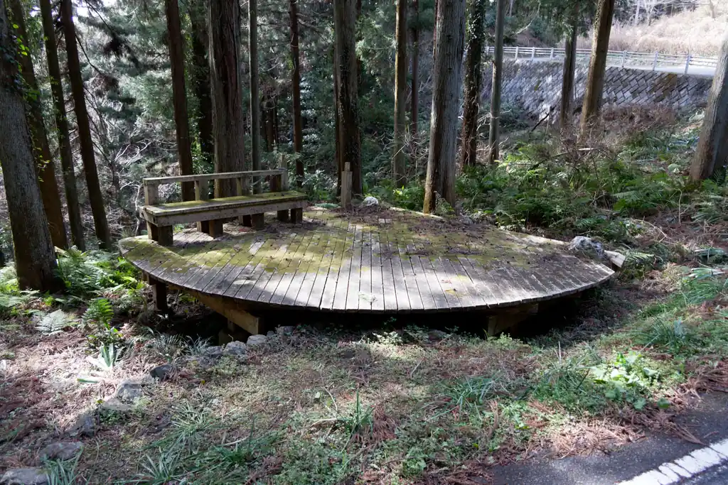 謎の遺構。朽ちてそうなんで、木板の上に乗るのはやめた方が良いと思います。躊躇なく乗った私が言うことじゃないが。