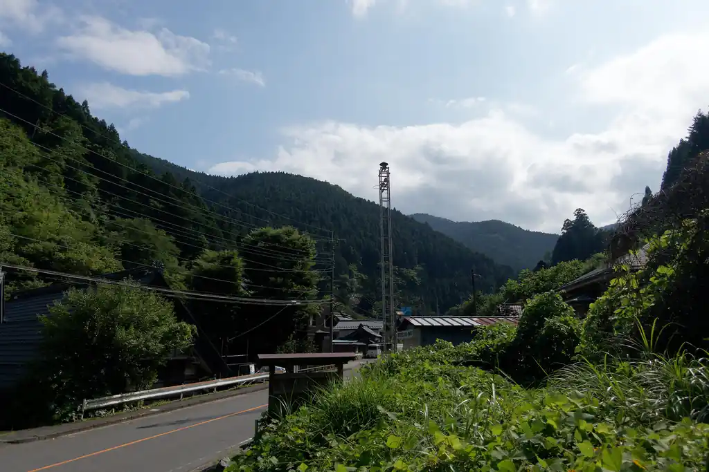 浅間峠方面。中央の山が邪魔であんまり見えてないけど。

ちょうどよいタイミングで上川乗バス停に到着することができました。バスの本数は少なく、確か1時間に一本あるかないかくらい。
ただ割と終バスは遅かったと思うので、帰宅は何とかなると思います。

今回歩いた笹尾根は狭義の笹尾根らしいのですが、広義の笹尾根は高尾山まで続くらしく、そちらを三頭山から完歩しようとすると、日帰りは困難。
浅間峠、健脚の人でも陣馬高原下バス停あたりで中断するのがよいと思われます。

三頭山とセットで歩くなら数馬温泉方面に下山して温泉入って帰るのも人気っぽい気がする。（私も当初そうする予定だった。）