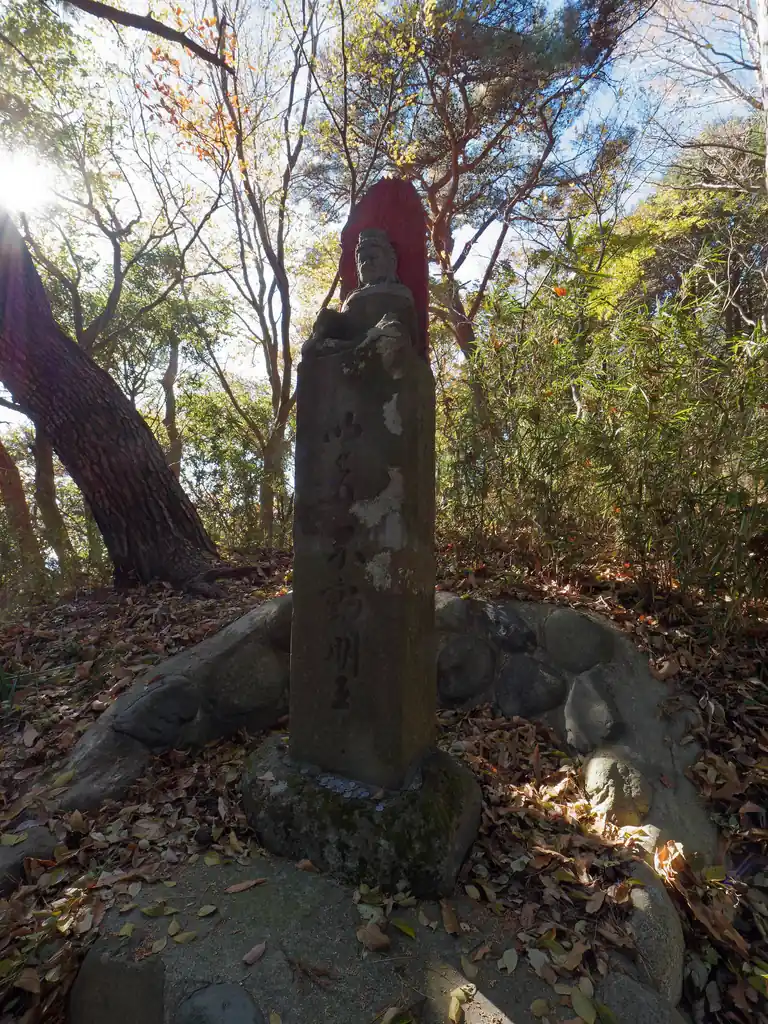 高取山の急坂が始まる手前で、一度林道を渡る。
林道を渡ってから先は、道は登山道になる。林道を渡ってすぐのところにお地蔵さん。眼力がすごい。