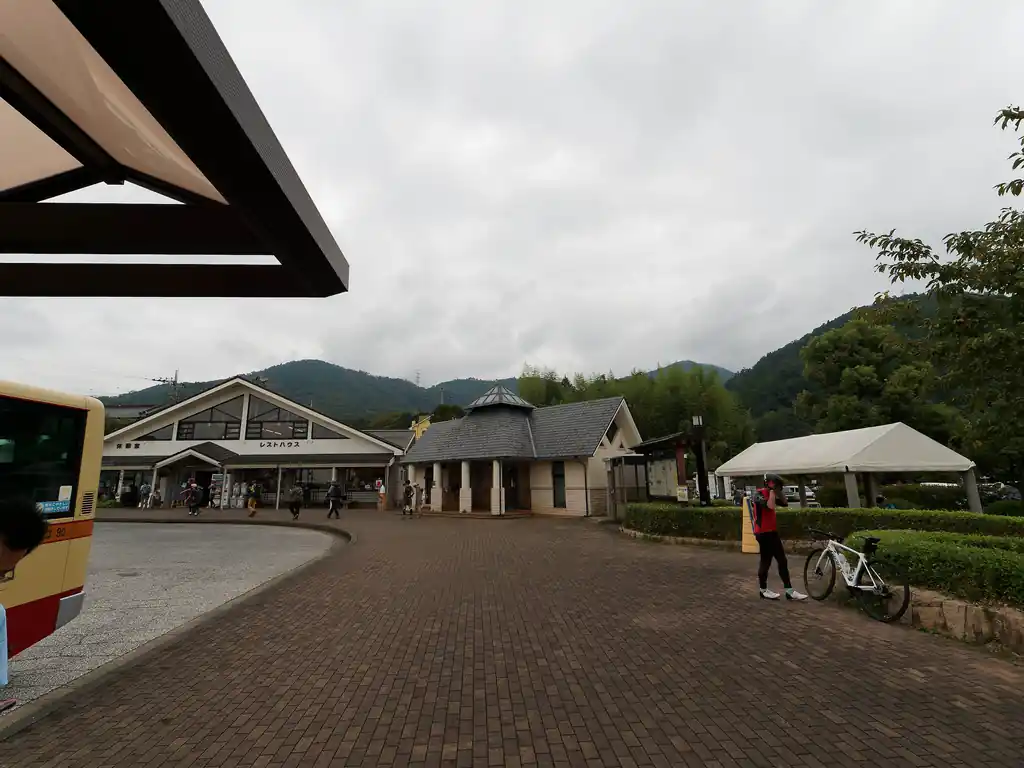 歩き始めは大倉バス停から。バスが空いてたんで、登山者も誰もいないのかな？とか思ってたけど、大倉バス停についてみたら3グループくらいが登る準備をしていた。
結局マイカー勢がそこそこ多いみたいです。