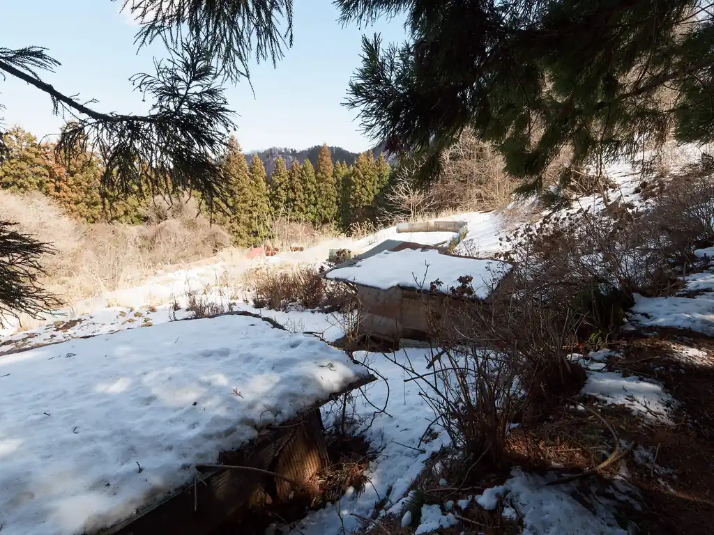 御嶽山側に近づいてくると徐々に畑地らしい場所や建物が見えてくる。