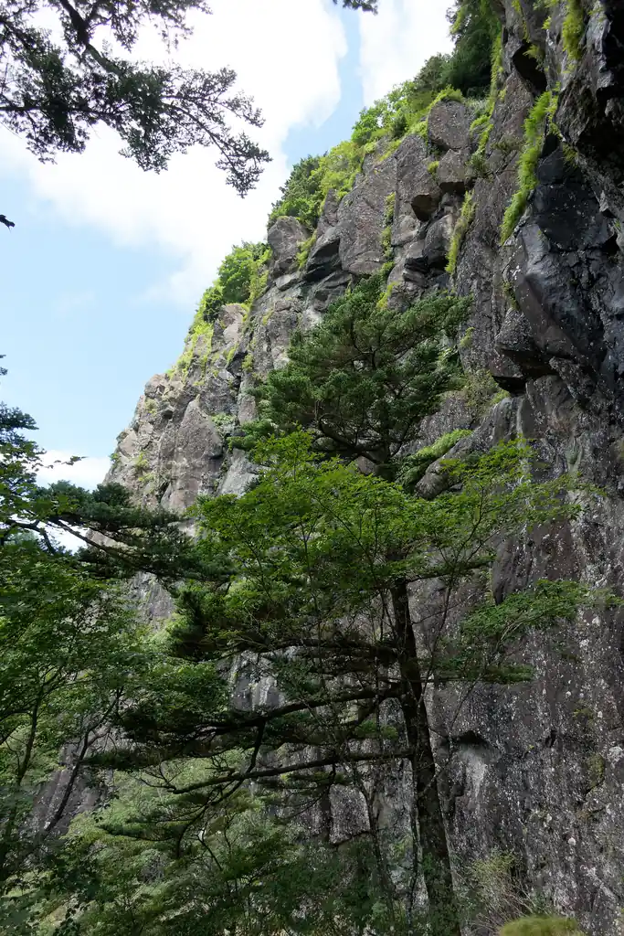 この岩の上が確か三つ峠山山頂だったはず…。
