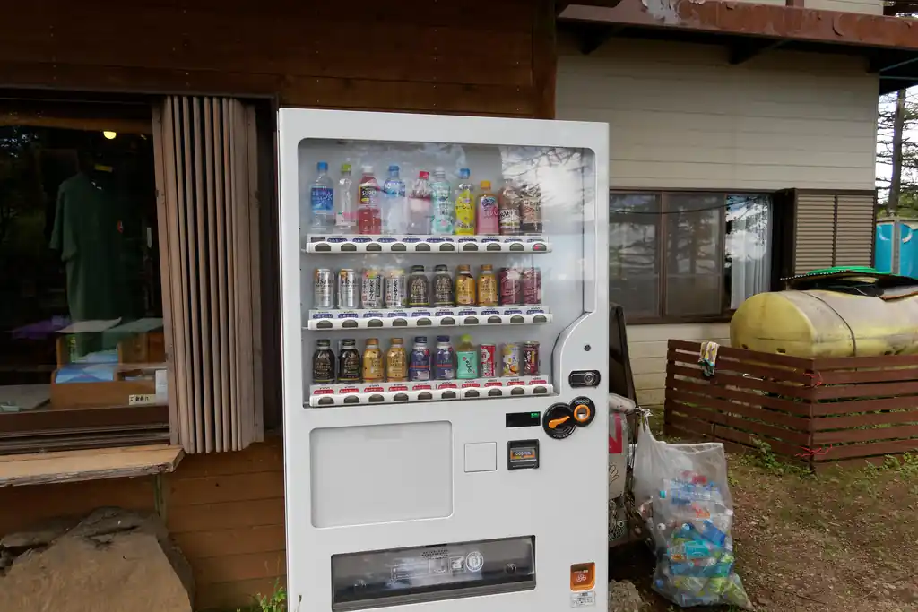 四季楽園まで戻ってきました。値段はどうも一律300円っぽい。
水は2.5リットル持ってきているのですが、この日もなかなか暑いので一本買っておくことにします。
ここから河口湖駅までは長いし、途中補給できるところは、ロープウェイ駅のところしかないので。