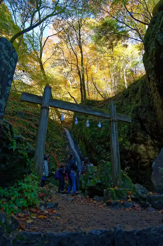 歩いていって綾広の滝。
このあたりまで来ると登山者ではない観光客もそこそこ多い。
上の方は陽があたって紅葉した木々がキレイに見えるんですが、滝の方は日陰。