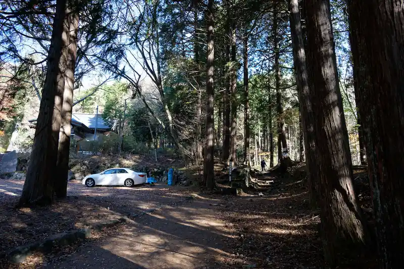 本殿にはよらず、脇の登山道を歩いていく。