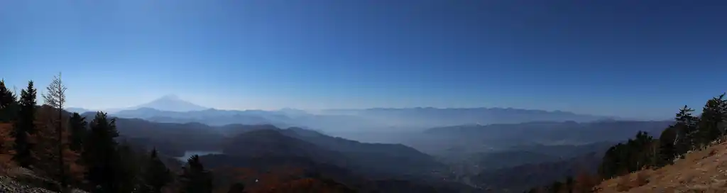 パノラマ写真で。
大菩薩嶺は、登山初心者をまず連れてくる山として定評があるが、納得である。この景色を簡単に楽しめるとあって人気なはずだ。