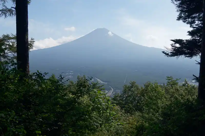 天上山あたりまでくると、一般観光客がいるので若干登山の格好をした我々は浮いてくるのですが、気にせず進みます。