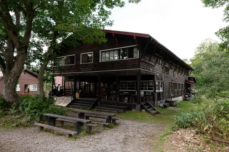 どの小屋も趣のある素敵な佇まい。
時間と金があるなら、全部の小屋に一泊してみたいところだが…。