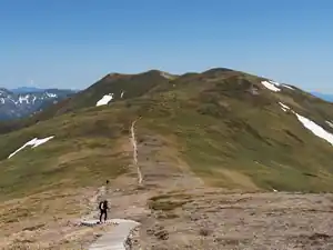 春の平標山を歩く