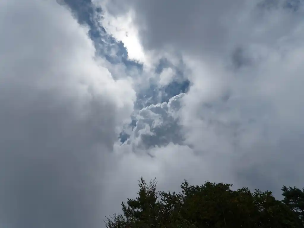 休憩中、急に明るくなってきたので空を雲の切れ間から見たら青空が。
このまま晴れるのか！？と思ったらすぐ雲が空を覆って、一面真っ白の空に。