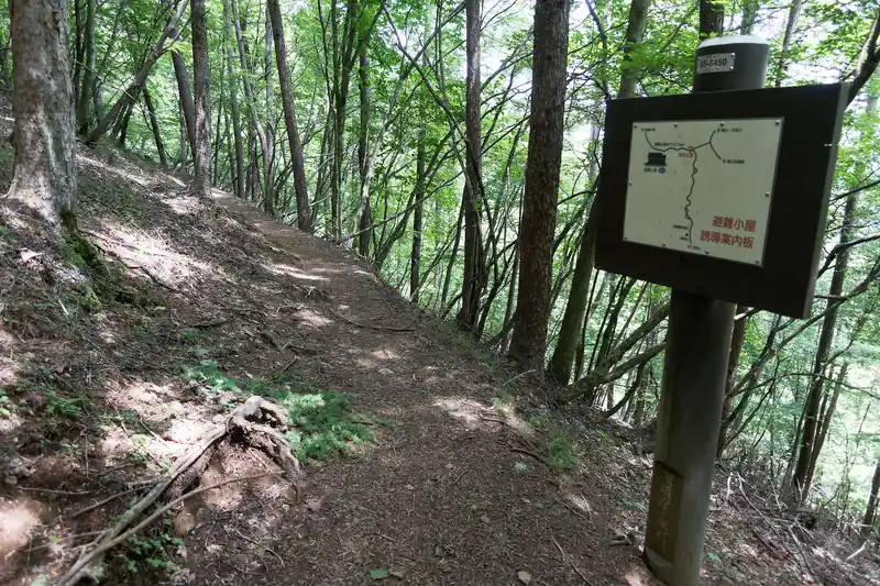 今回は上の写真の方へ歩いて、御前山避難小屋を目指す。