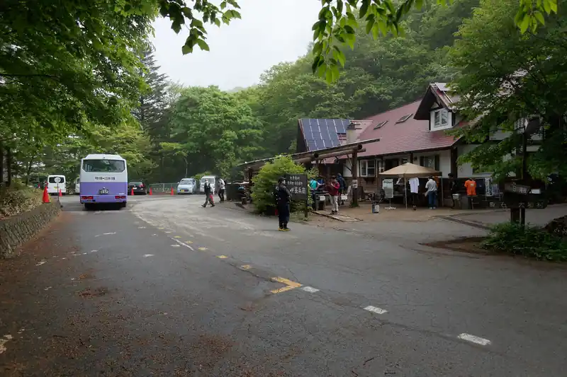 甲斐大和駅発・上日川峠行きのバスは本当に混むので、一本早めの電車に乗って甲斐大和駅に到着してバス停に向かったら既に乗車が始まっていて、早めに上日川峠に到着できました。

9時に上日川峠を歩き始められればいいかな、と思ってたんですが、30分ほど早く出発できました。