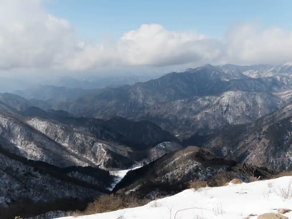 雲がなければ奥に富士山が見えるのだが…。とはいえなかなかに雄大な景色です。