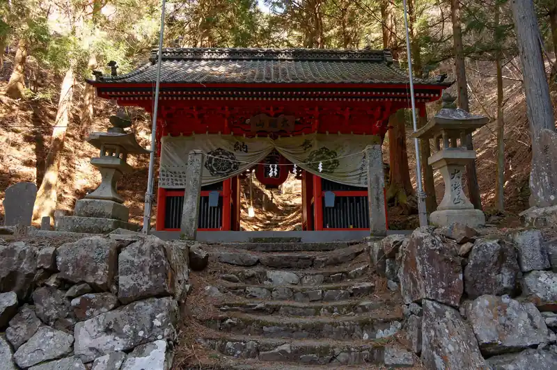立派な山門。