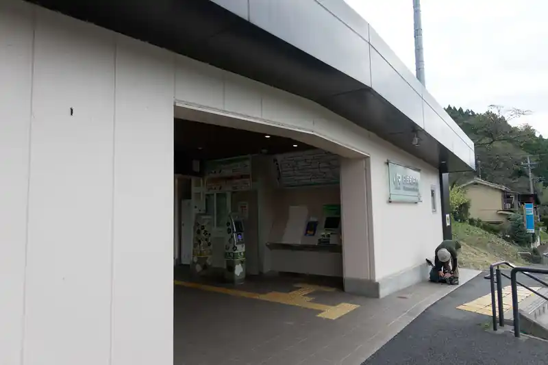 歩き始めは古里駅。
電車を降りたのは数人のハイカー。古里駅のトイレで用を済ませたら、登山口までしばらく舗装路歩き。