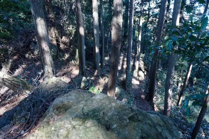 岩から見を乗り出して奥の写真を撮ってみる。
まあ特に難しい岩場って感じはしない。