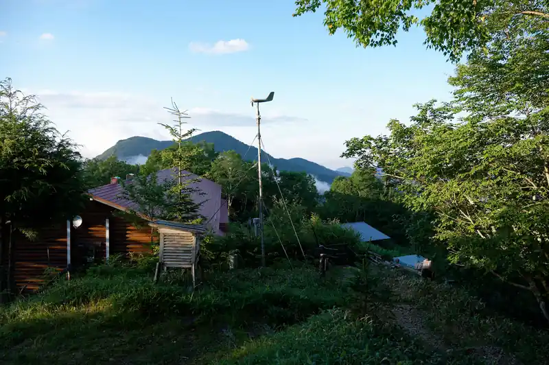 陽が落ちてきました。

暇なので雲取山にもう一度登って夕日が取れないか頑張ってみることにします。