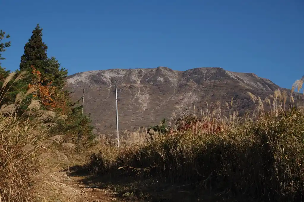 二合目から続く、丘のようなところを登り切ると伊吹山が見えてくる。

ここで私の体力は150%まで急に回復し走り出そうかというくらいにテンションが上がったのだが、どうせすぐ疲れるので辞めておいた。