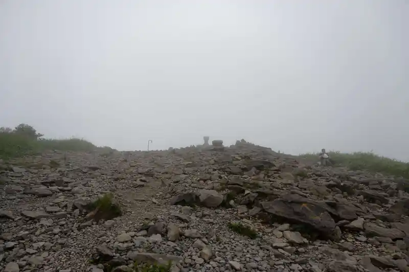みんな四阿山に行くか下山していって私とおじさん二人だけの山頂。