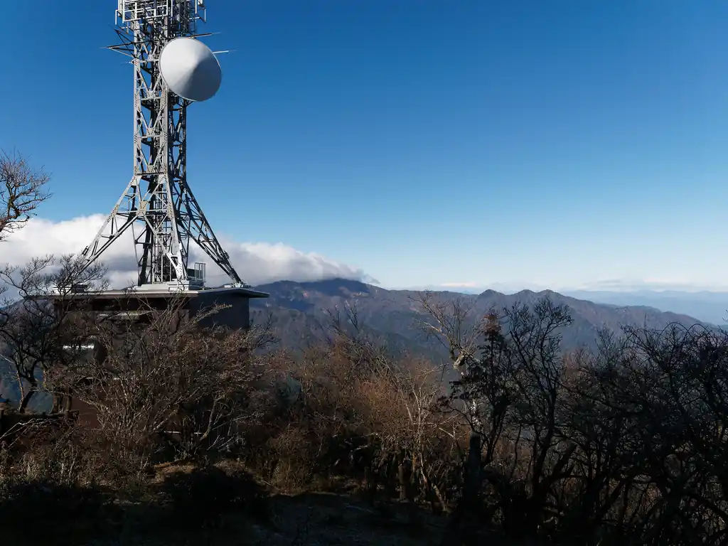 アンテナの方に近づいてみると、山の稜線が見える。なんの山だろうか。たぶん三峯山かな？
