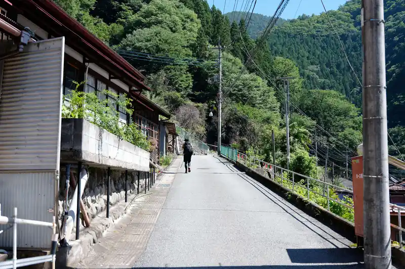 鴨沢バス停に9時頃到着。

準備したりトイレに行ったりして舗装路を登っていきます。
同じくテント泊かな、という感じのザックを背負った登山者や、トレランの人など大勢の登山者で賑わっています。
