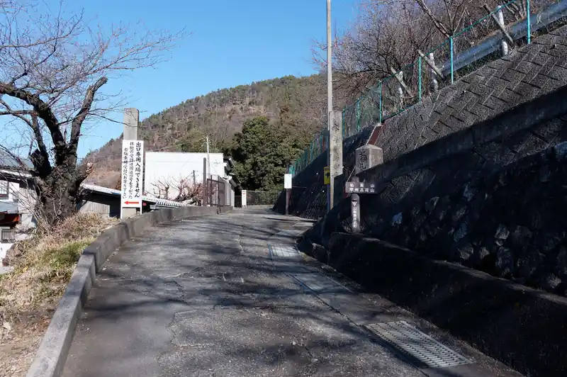 大善寺の登山口に着きました。道標もありわかりやすい。