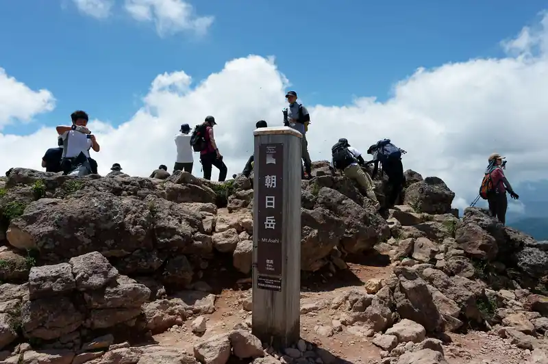 というわけで朝日岳に到着。

山頂はそれほど広くはないんですが、20人くらいはまあ滞在できるんじゃないかなあ。