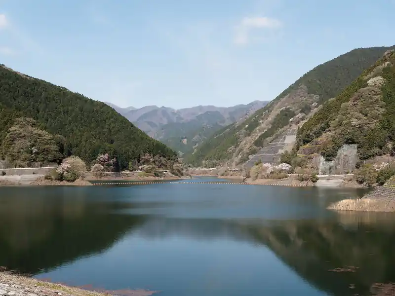 奥のほうが有馬山。蕨山から有馬山、日向沢ノ峰、棒ノ折山と歩く周回ルートを歩いてみたいんですが、なかなか体力的にも時間的にも厳しそう。
そのうちチャレンジしたいところだが…。