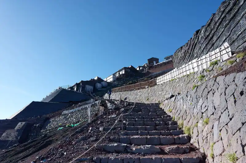 階段をのぼっていきます。