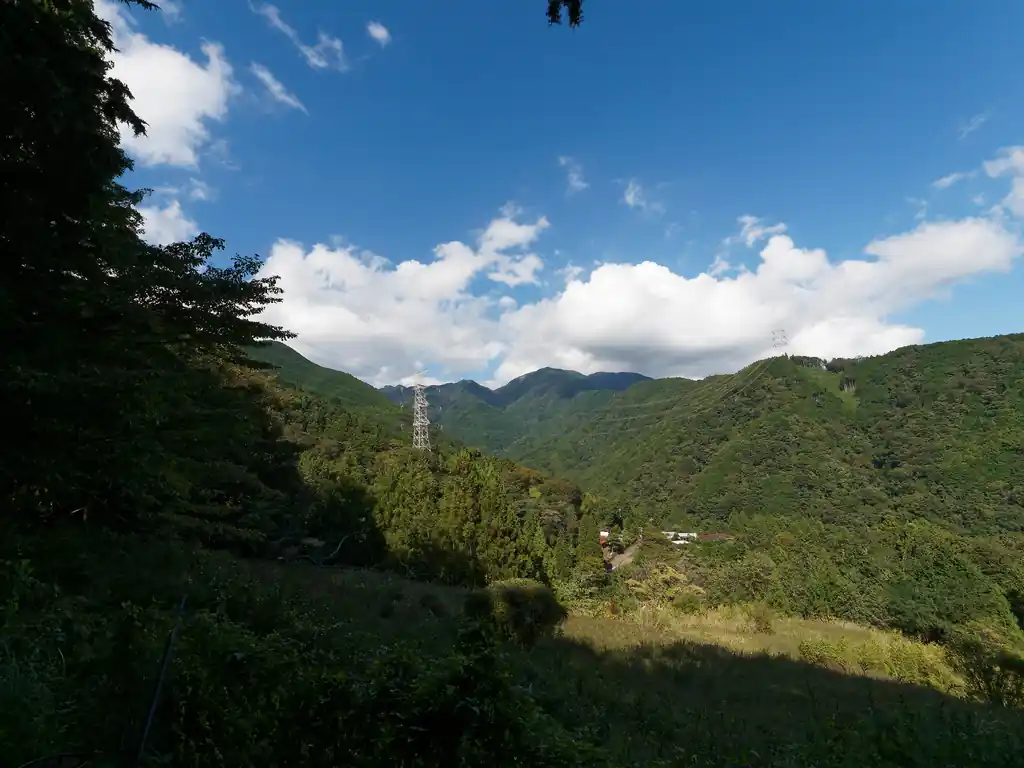 丹沢ベースから。

あと1時間くらい山頂で粘ってたら景色楽しめたかもな～。でも泊りもしないのにそんなに粘るわけにもいきませんから、また涼しくなって天気の良い日に登りに来ようと思います。
次はヤビツ峠から表尾根を歩いて塔ノ岳かな。
丹沢は少し遠いので敬遠していたんですが、登りたい山はまだまだあります。蛾ヶ岳、丹沢山、鍋割山、檜洞丸…。
丹沢主脈も歩いてみたいし、畦が丸の避難小屋泊もしてみたい。