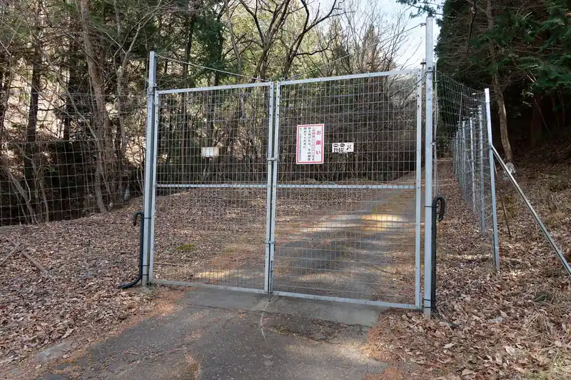 こちらも害獣よけの柵をくぐります。写真はくぐったあとです。