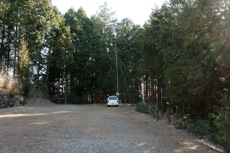 諏訪神社の広場ではアンテナを立ててアマチュア無線っぽいものをしている人がいた。
車外で発電機も動かしている。
ここでアマチュア無線をしている人を見たのは初めてだ。