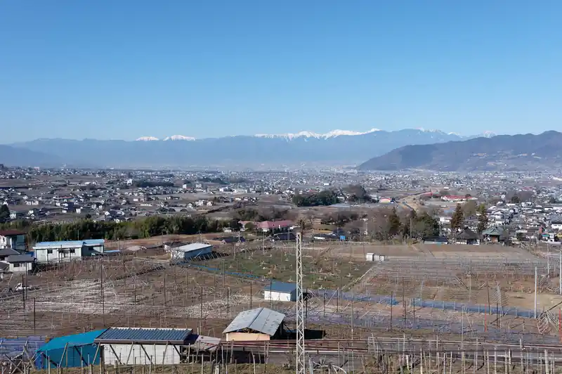 舗装路を歩いて30～40分ほどで大善寺の登山口に到着します。
そこまではとりあえず歩くしかない。道中も南アルプスの山々は眺める事ができてなかなかよかった。

しかし、ぶどう郷というだけあって、ブドウ畑が本当に多い。そこら中ぶどう畑だらけです。
