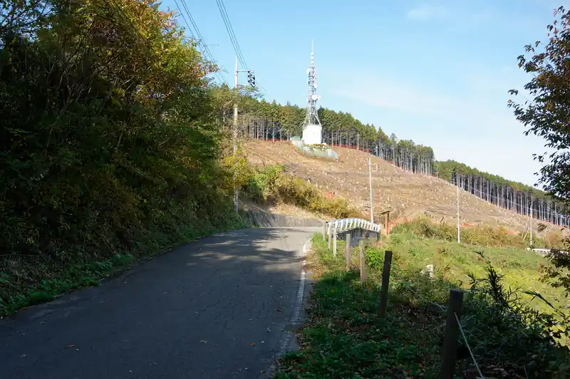 舗装路に出ました。
ここまでは前回の記憶通り。
ただ前回と違うのは、山の木が伐採されている…！