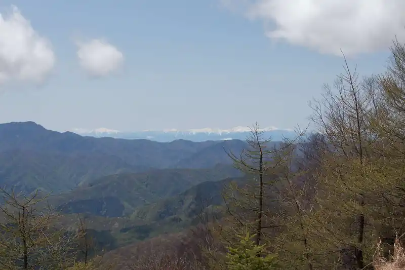ヘリはそのままどこかへ飛び去っていきました。

写真は（たぶん）南アルプスの山々（一番奥の冠雪している山々）。