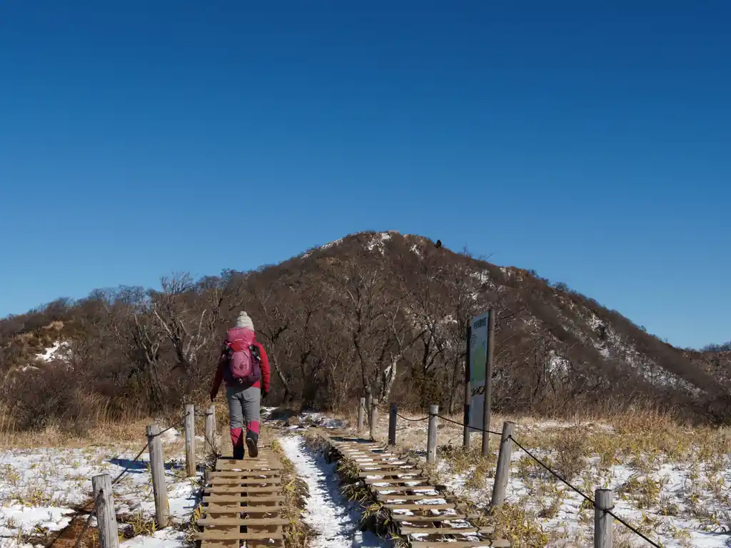 花立山荘から登ってピークまで来ると一度下って登り返す。
