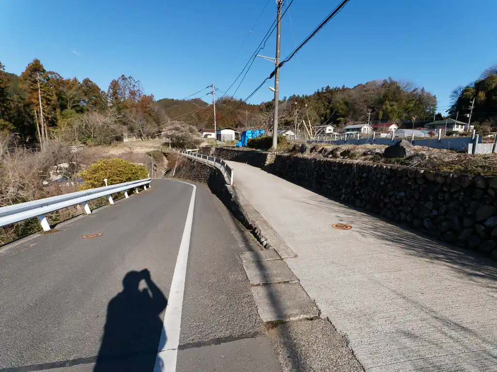 ここは下らずに右側へ。右側の道もすぐそこでまた右に曲がる。