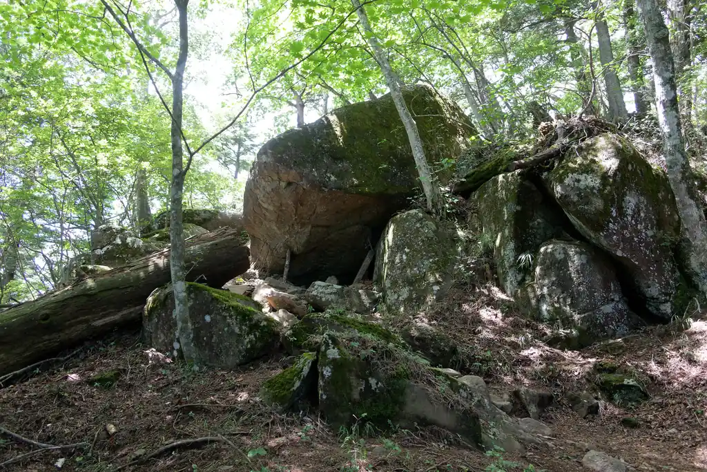 岩がデカい。三つ峠山山頂手前には屏風岩という非常に大きな岩場があり、そこはロッククライミングの練習場のような感じになっています。