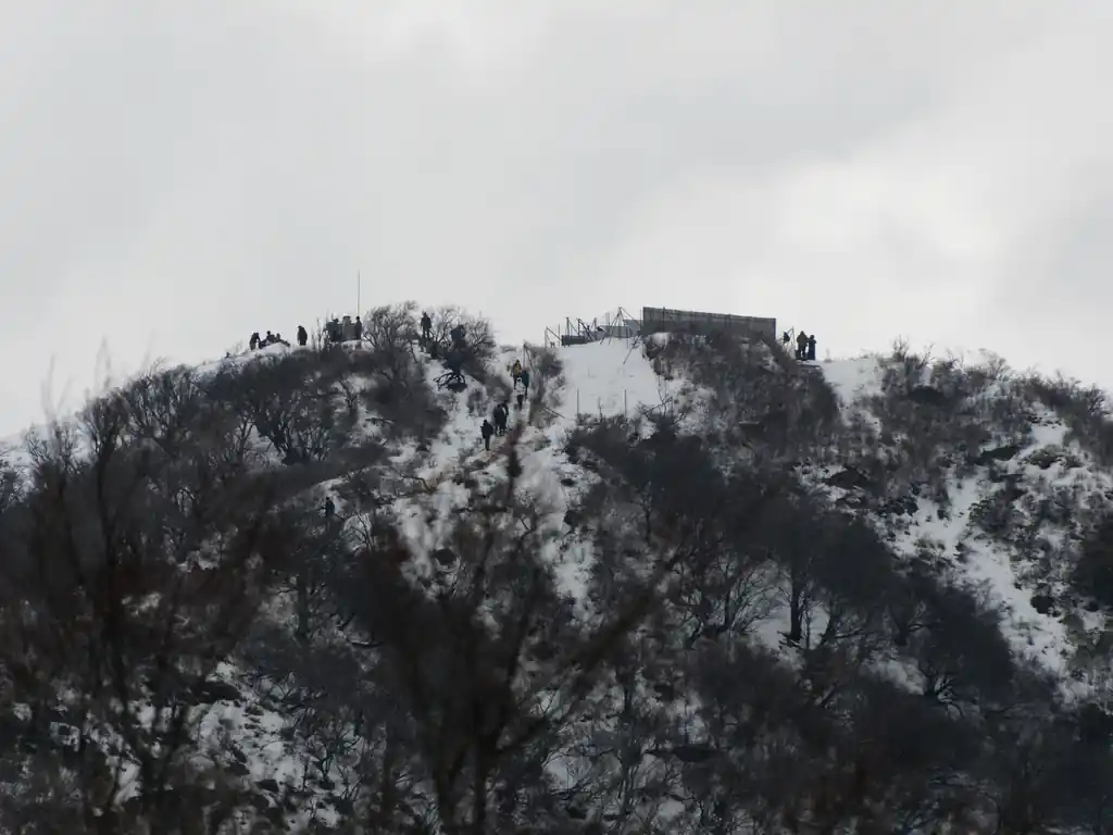 振り返って塔ノ岳の山頂付近を見てみるとまだ大勢の登山者が山頂にいるのがわかる。