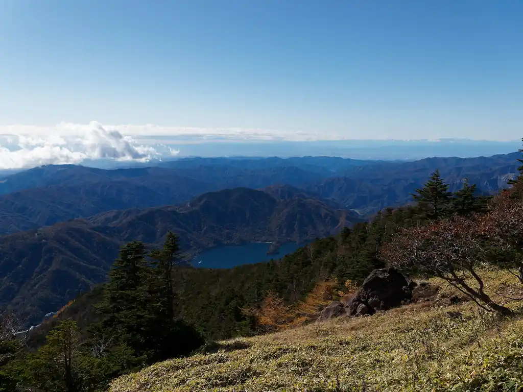 しかし良い景色だ…。
男体山は登山を始めたころからずっと登りたいと思っていた山のうちの一つですから、こうして天気の良い日に登れて満足です。
もう何も悔いはない…と言いたいところですが、まだ登りたい山は文字通り山ほどあります。